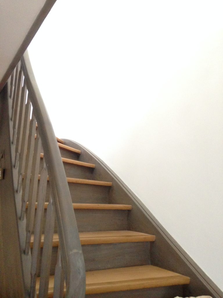 Das größte Thema: Unser Treppenhaus. Die Holztreppe ist wunderschön finde ich. Aber die große kahle weiße Wand stört mich schon so lange. Ich möchte hier eine richtig tolle Bildergalerie anbringen. Bisher hat mir die Zeit und Motivation allerdings irgendwie gefehlt.