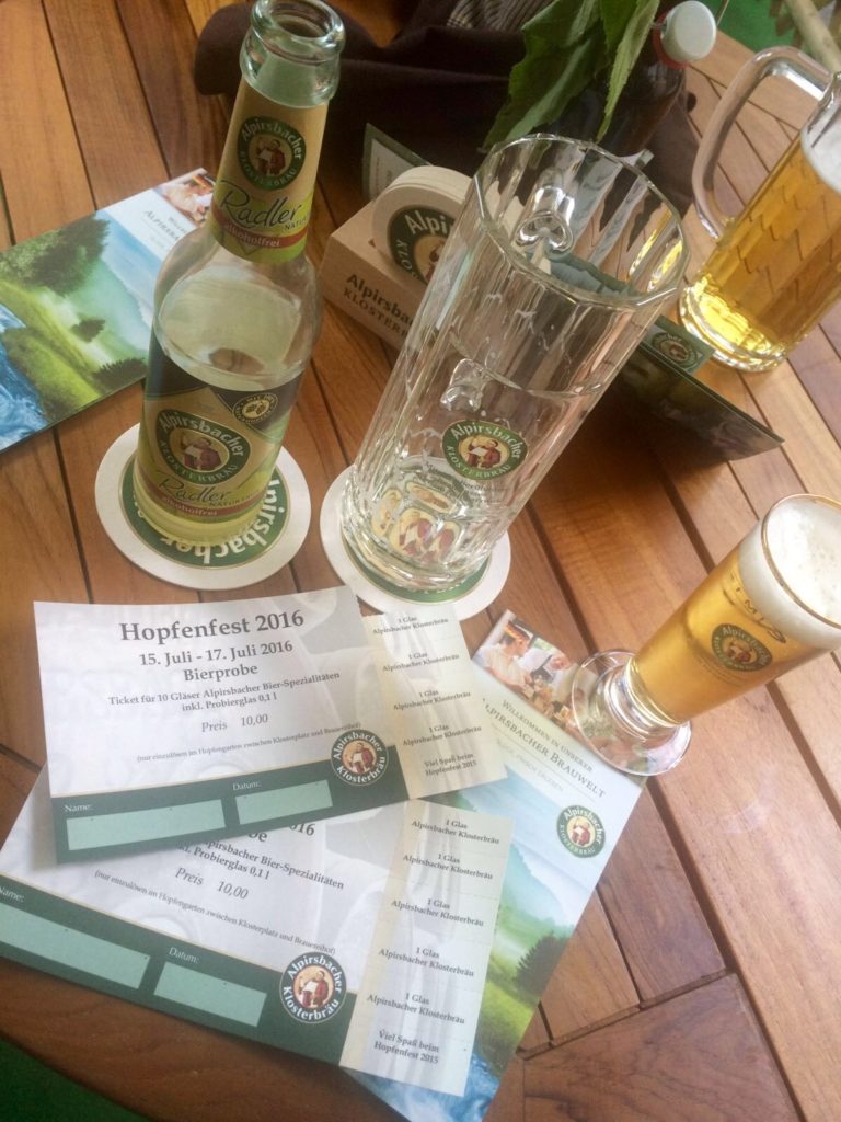 Bierprobe bei Alpirsbacher Klosterbräu während des Hopfenfestes