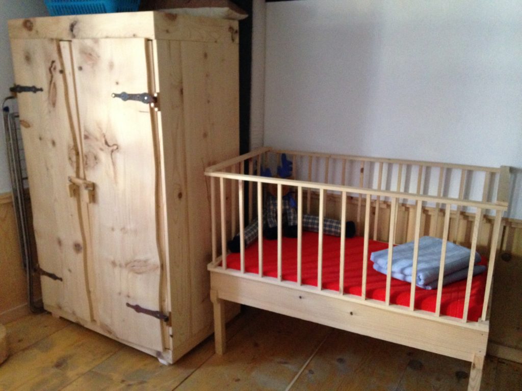 Sogar das Kinderbettchen ist aus Holz!