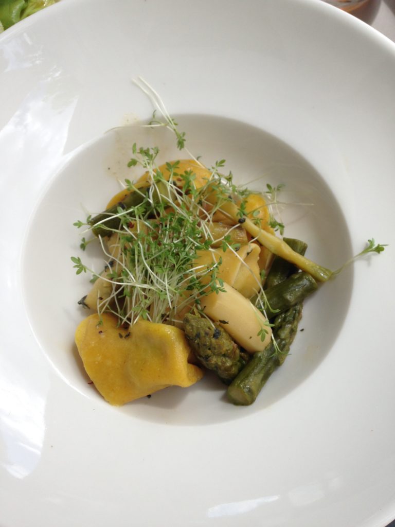 Mittagessen: Bärlauch-Ravioli mit Spargel