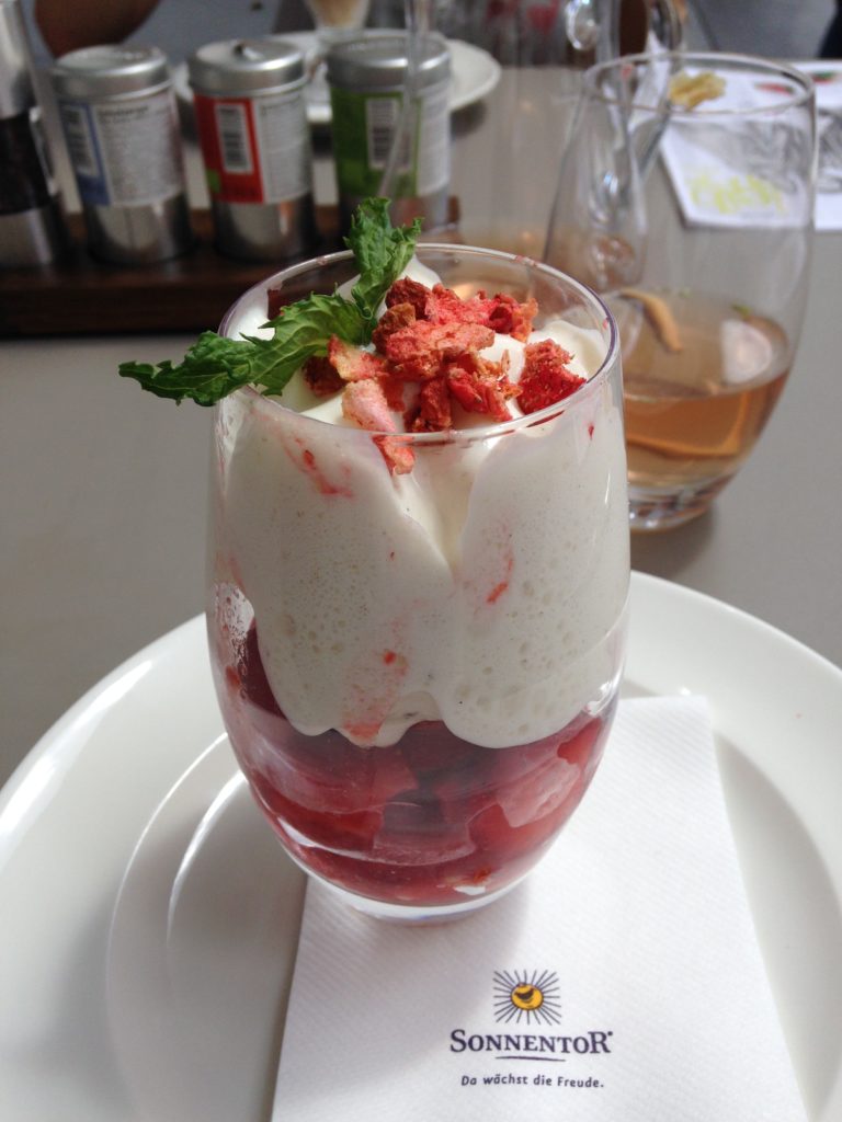 Zum Abschied gab es noch ein leckeres veganes Erdbeer-Dessert im "Bio-Gasthaus Leibspeis".