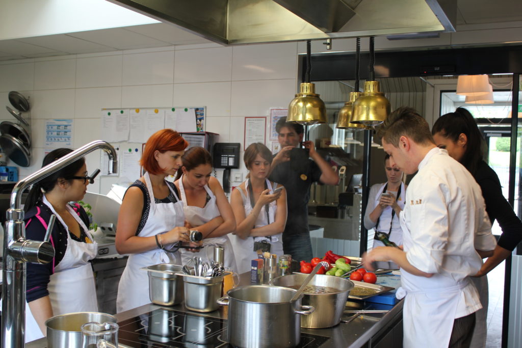 Blogger bei in Aktion beim Kochkurs von René Roth, Chefkoch im "Bio-Gasthaus Leibspeis".