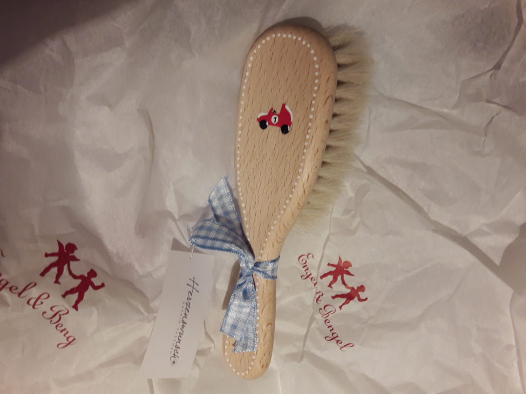 Hübsch und nicht aus Plastik: Baby-Haarbürste von "Engel&Bengel"