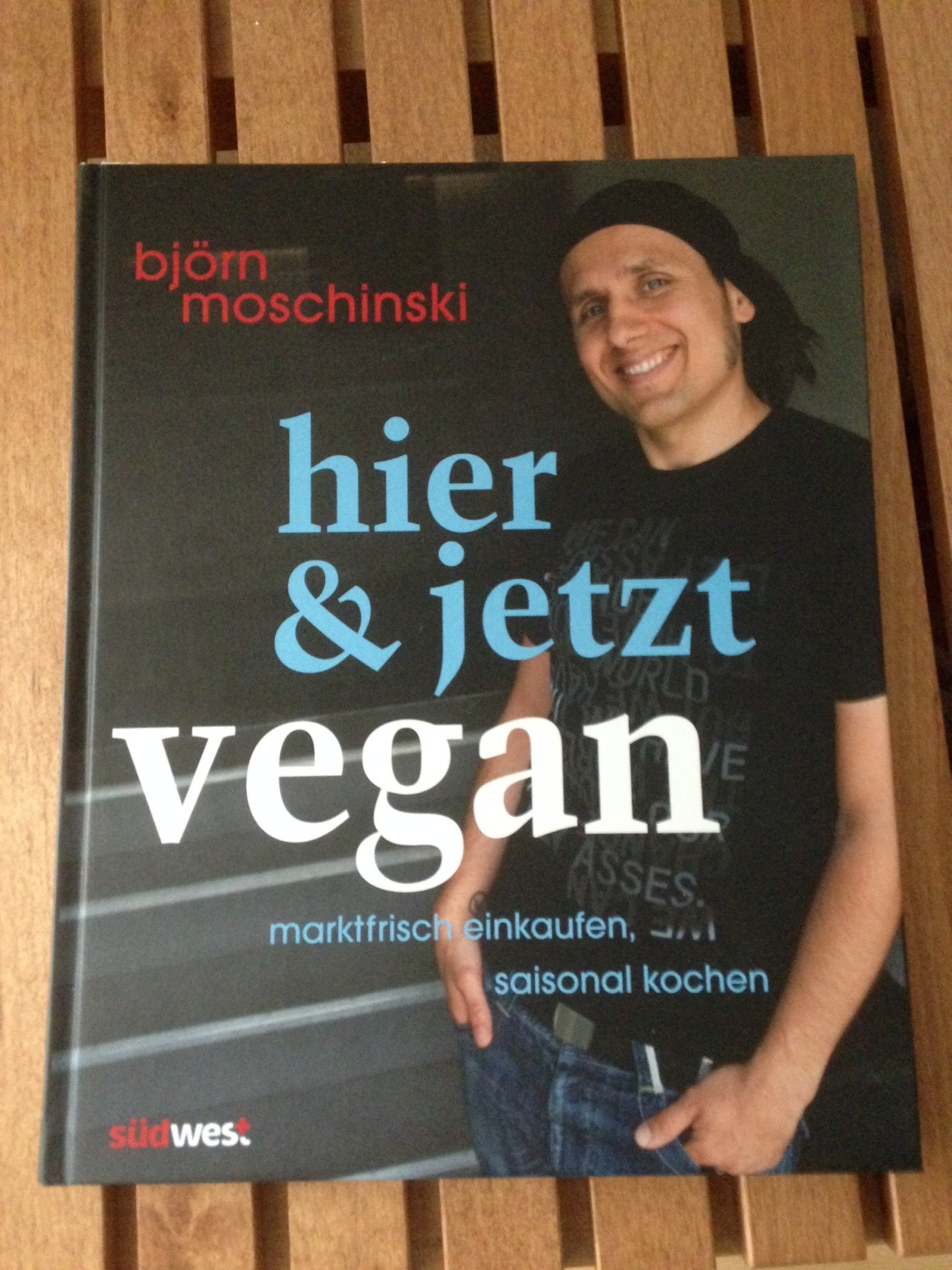 Rezension Kochbuch „Hier & jetzt vegan“ von Björn Moschinski