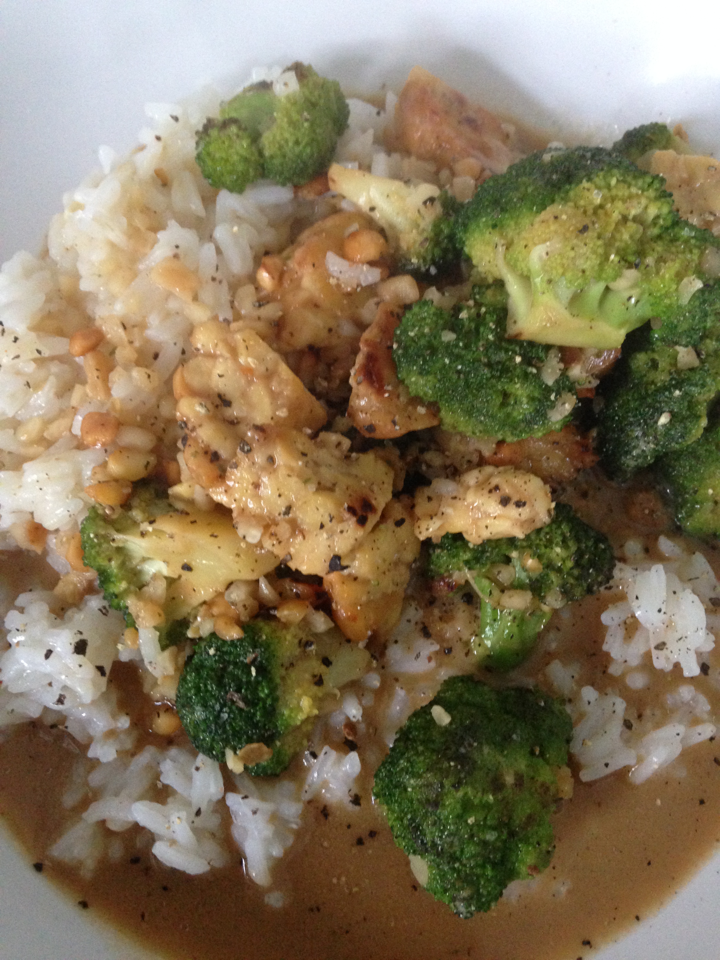 Einfach und lecker: Vegane Tempeh-Erdnusspfanne mit Brokkoli und Reis
