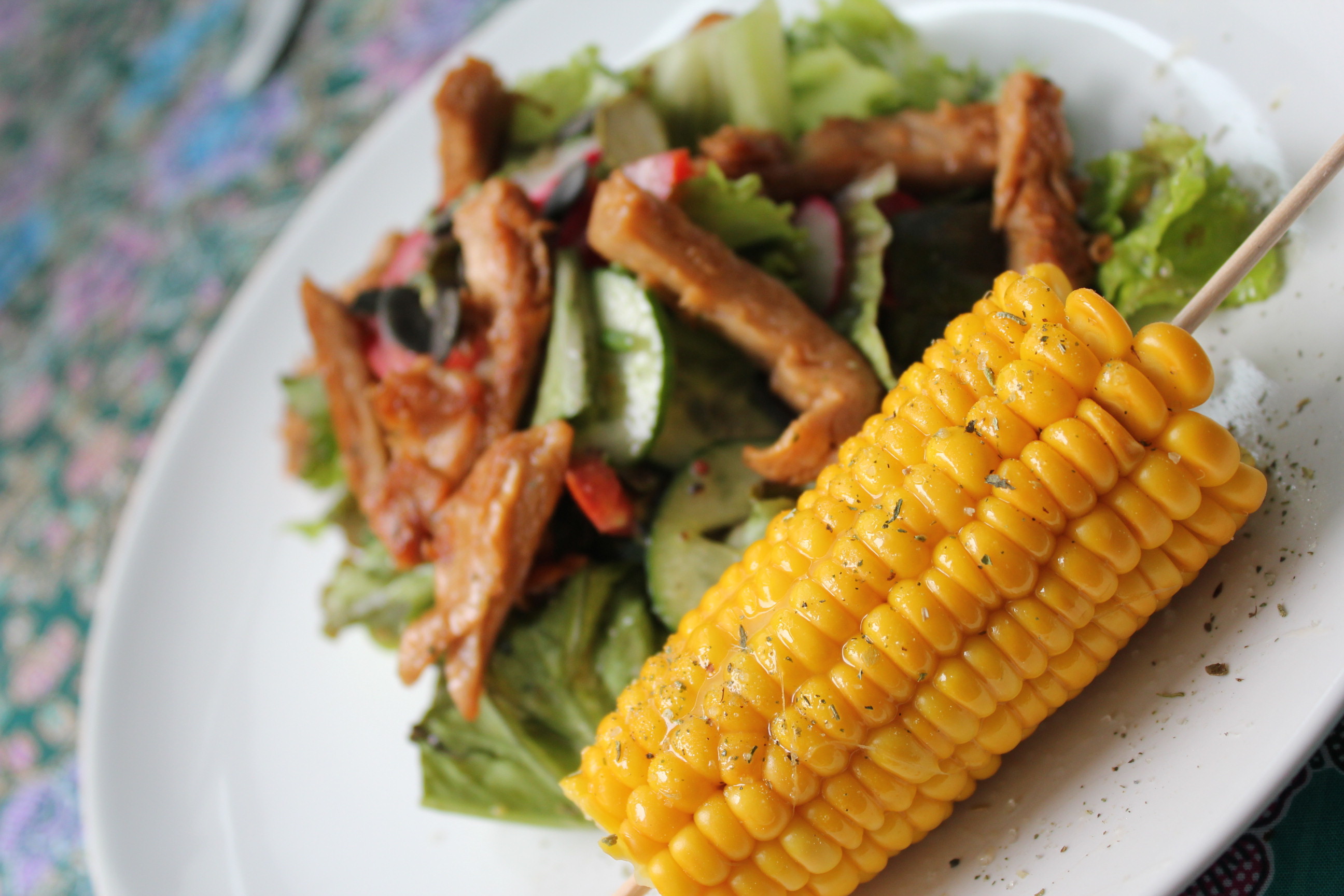 Gekochter Zuckermais auf Salat mit Filetstreifen (vegan)