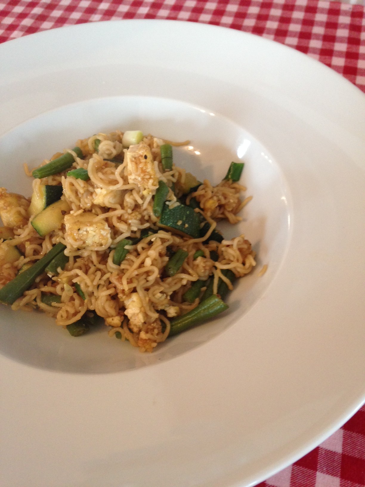 Mein Vorschlag fürs Mittagessen: Asiatische Gemüse-Tofu-Nudel-Pfanne (vegan)
