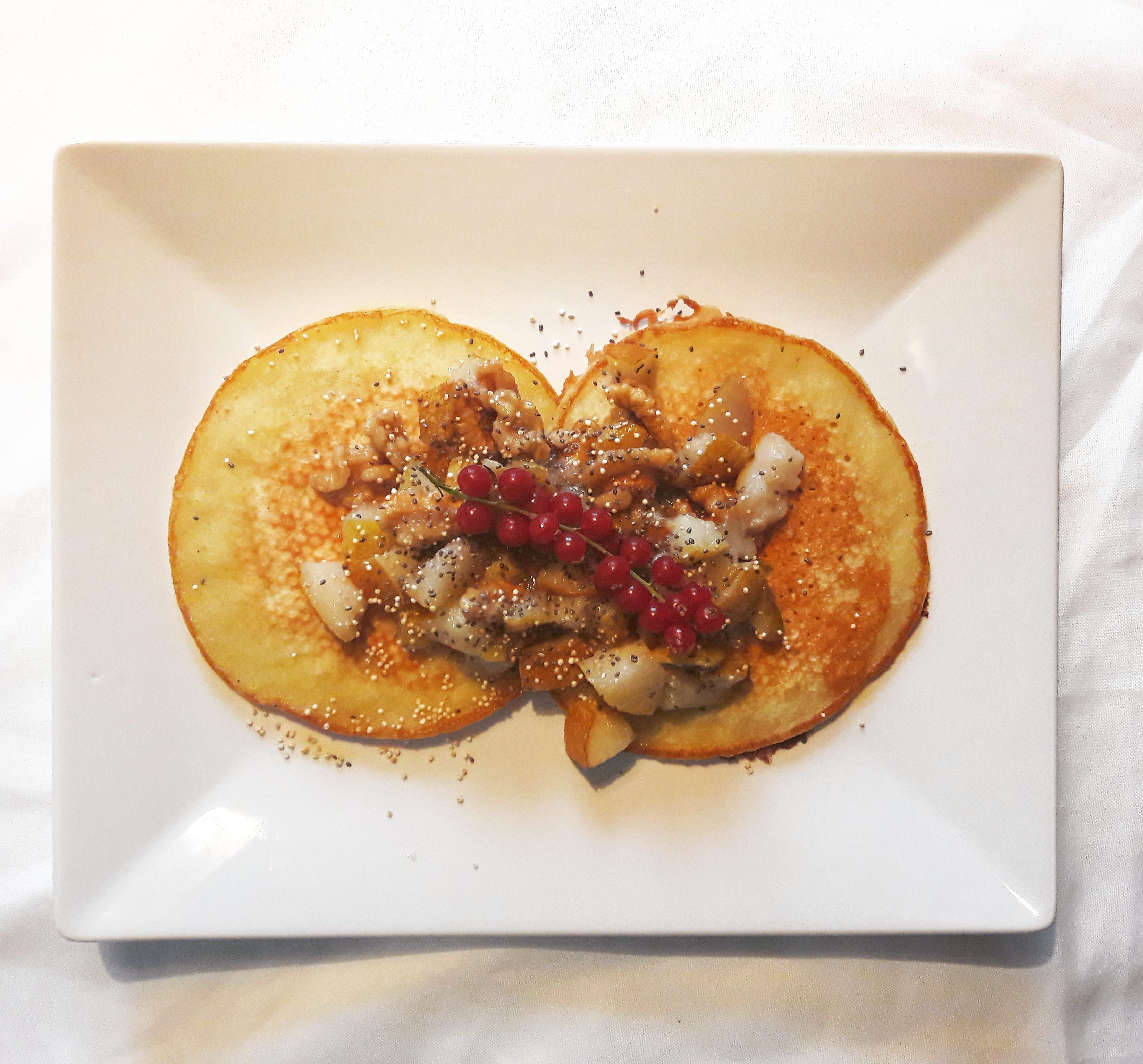 Rezept: Vegane Vanille-Joghurt-Pancakes mit Birnen und Walnüssen