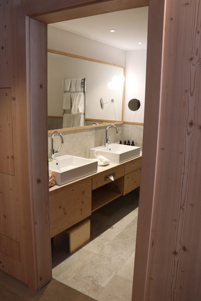 Badezimmer aus Holz mit zwei Waschbecken