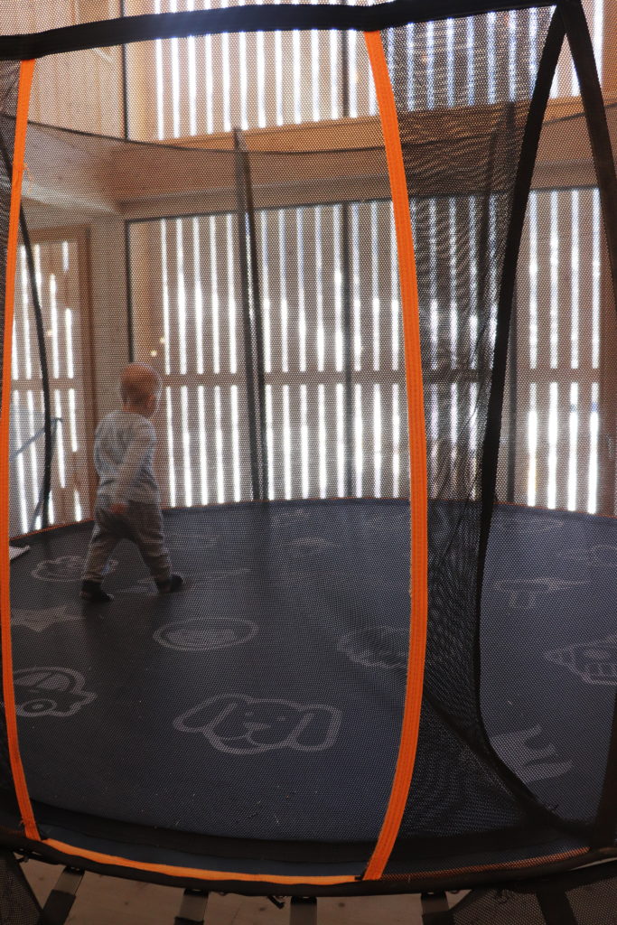 Kind springt auf dem Indoor-Trampolin