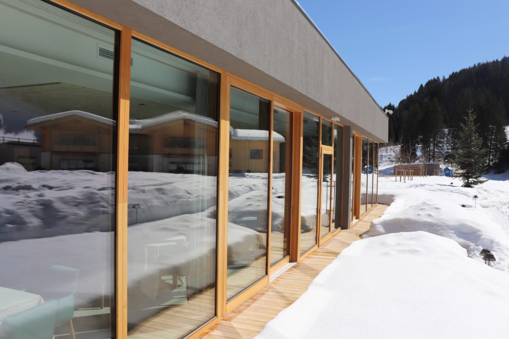 Verglaste Front des Resorts mit Schnee davor