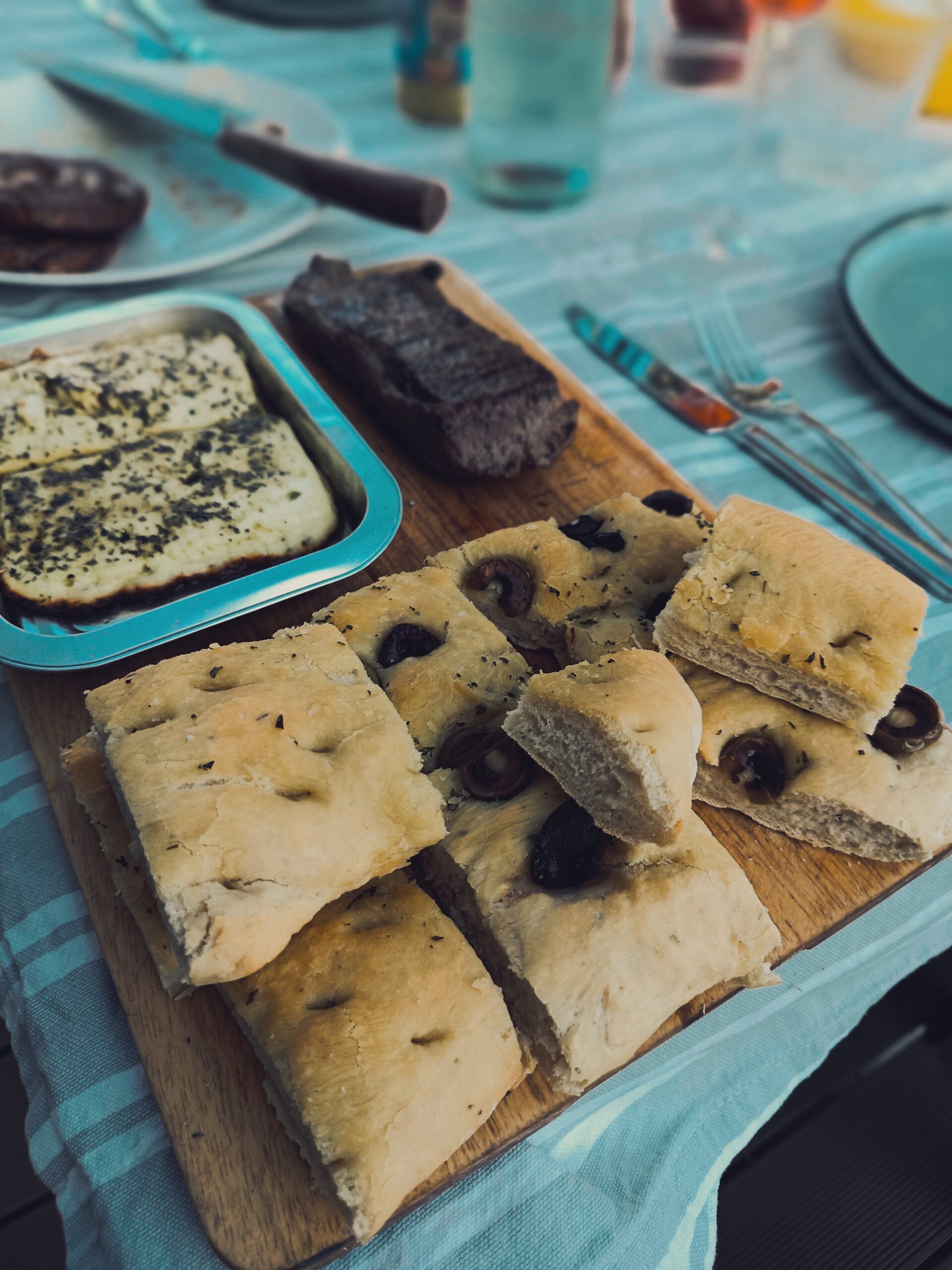 Rezept für leckeres Foccacia mit Rosmarin und Oliven