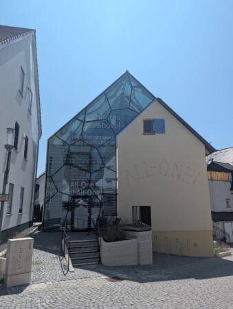 Glasgiebel mit der Aufschrift ALL-ONE an einem Haus in Laupheim