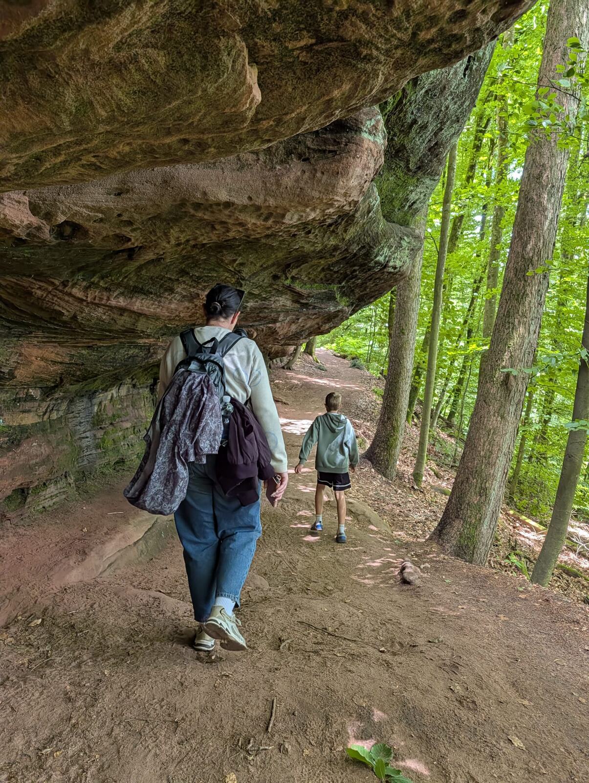 Wanderer unter einem Felsvorsprung am Altschlossfelsen