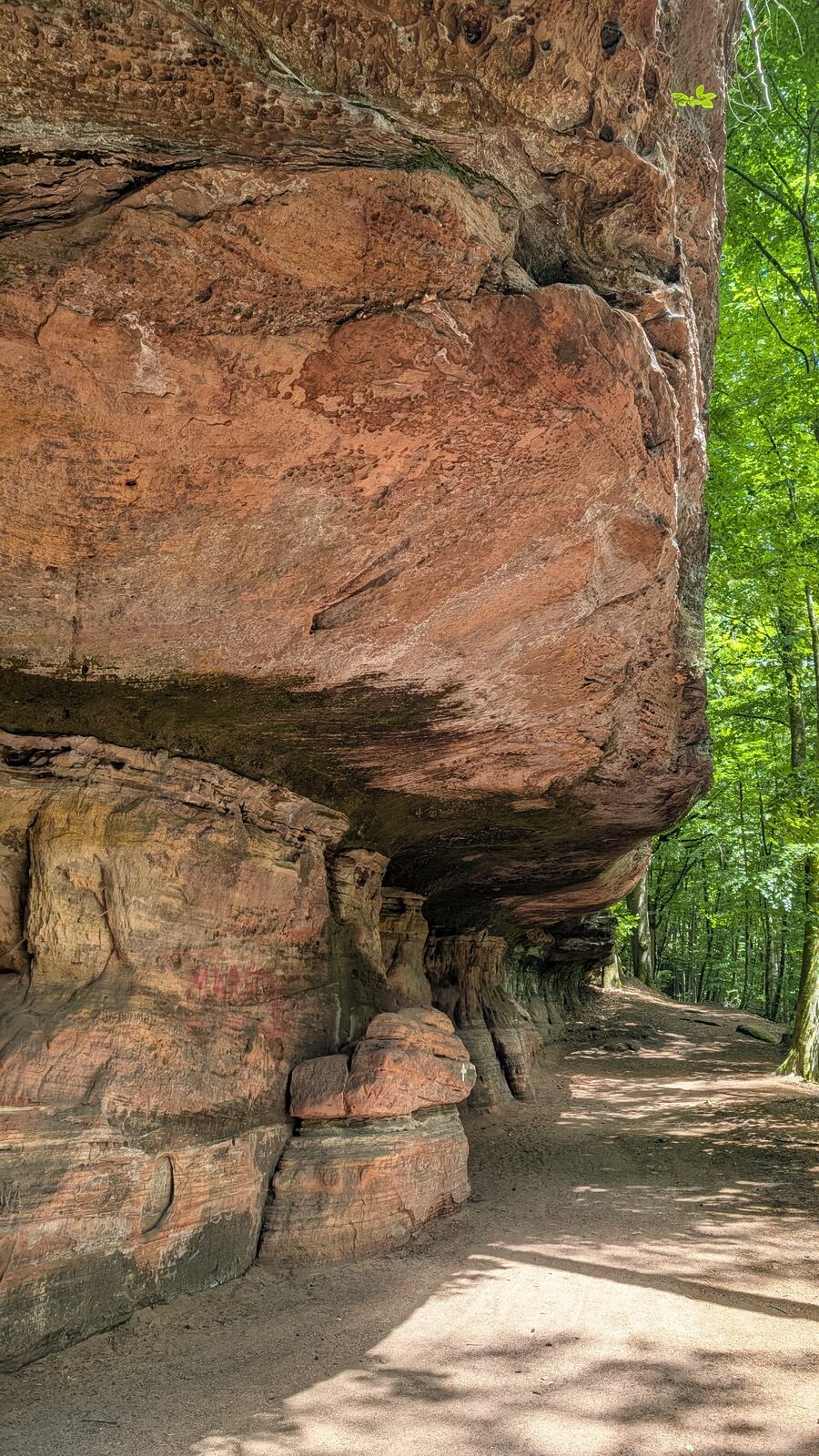 Pilzfoermiger Felsen ueber dem Weg