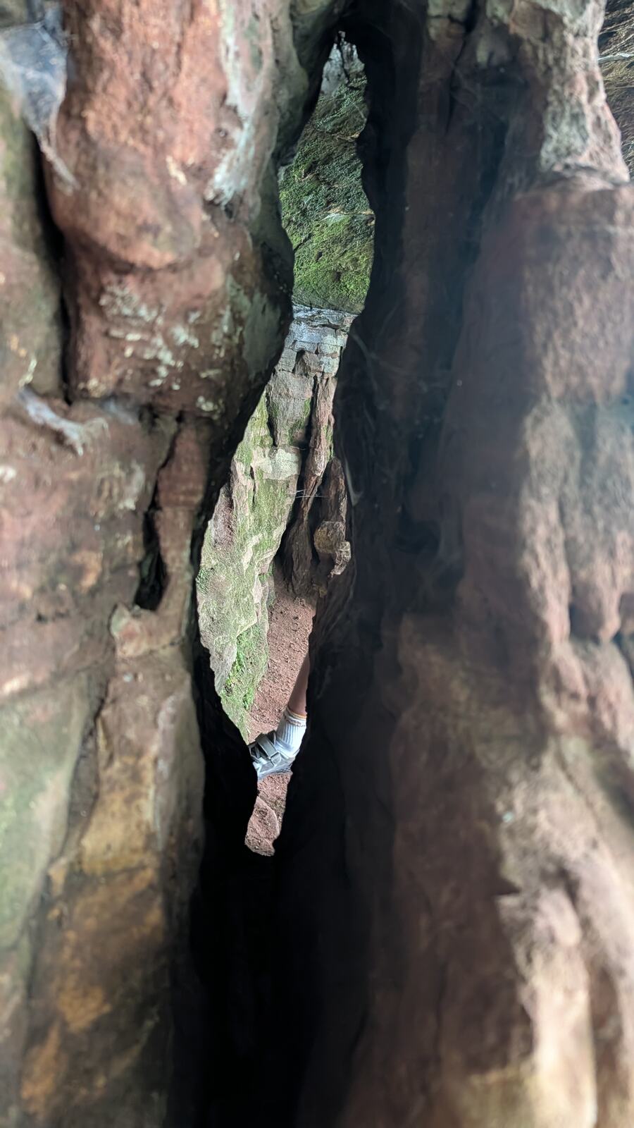 Schmale Felsspalte am Altschlossfelsen