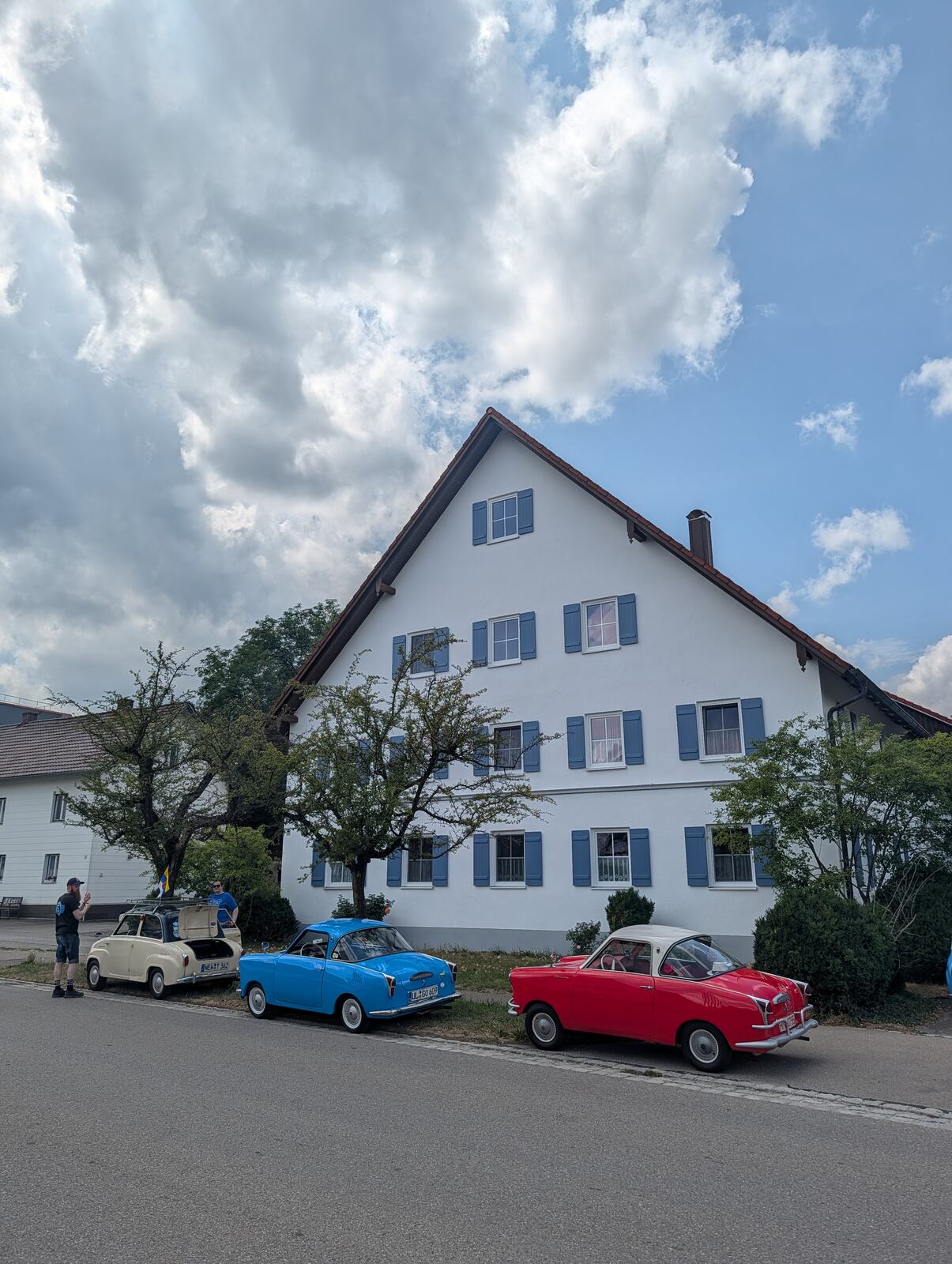 Gut Glaserhof in Breitenthal mit Oldtimern davor