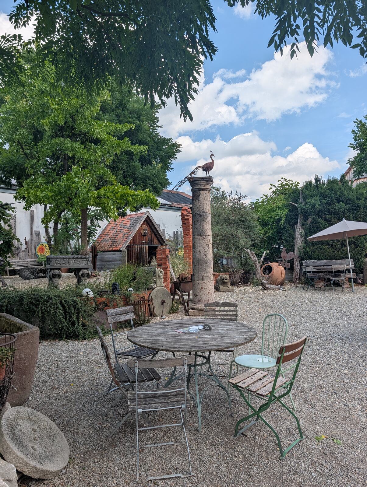 Cafetisch im Hof mit alter Steinsaeule