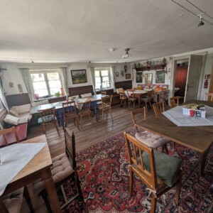 Gastraum des Cafes mit Teppichen und alten Moebeln