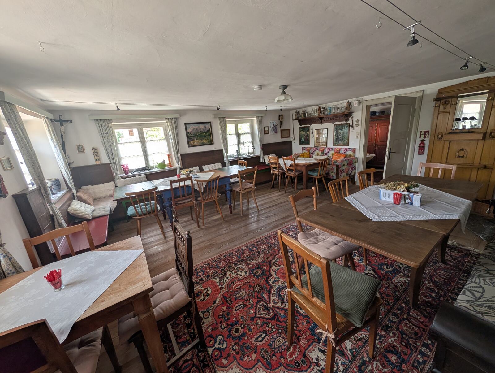 Gastraum des Cafes mit Teppichen und alten Moebeln