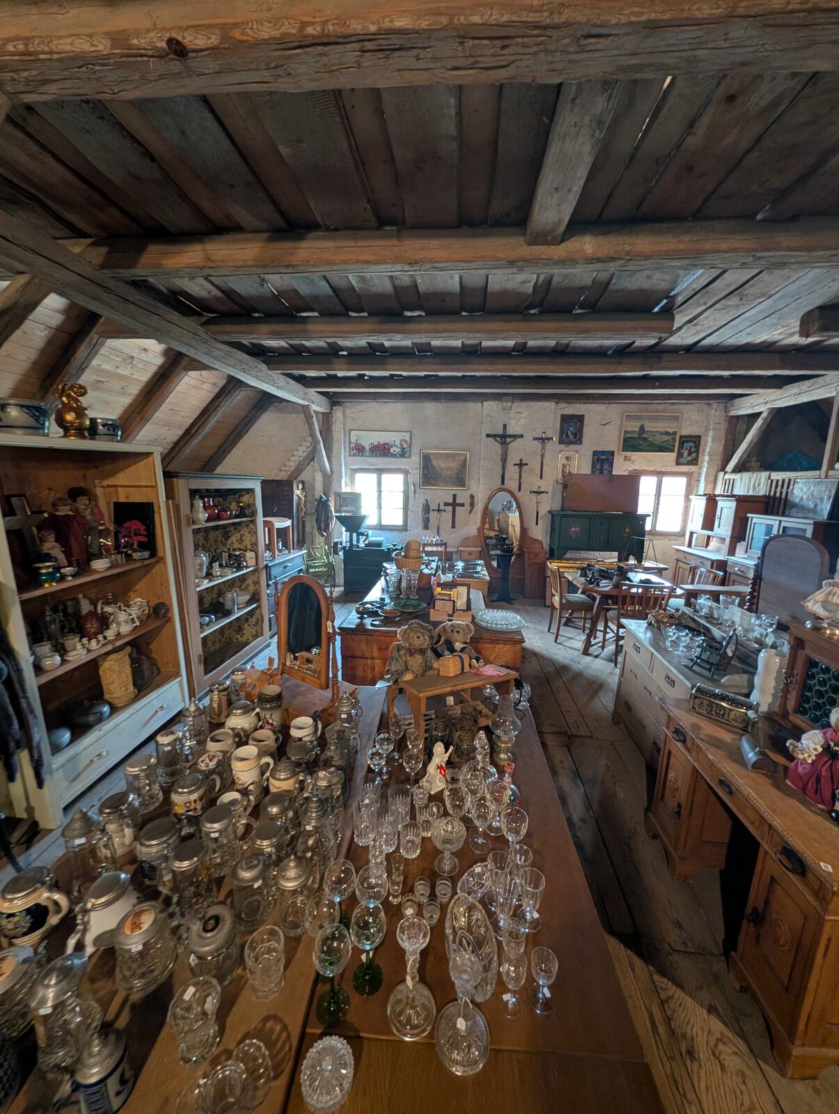 Dachboden mit Glaesern und Kronleuchtern