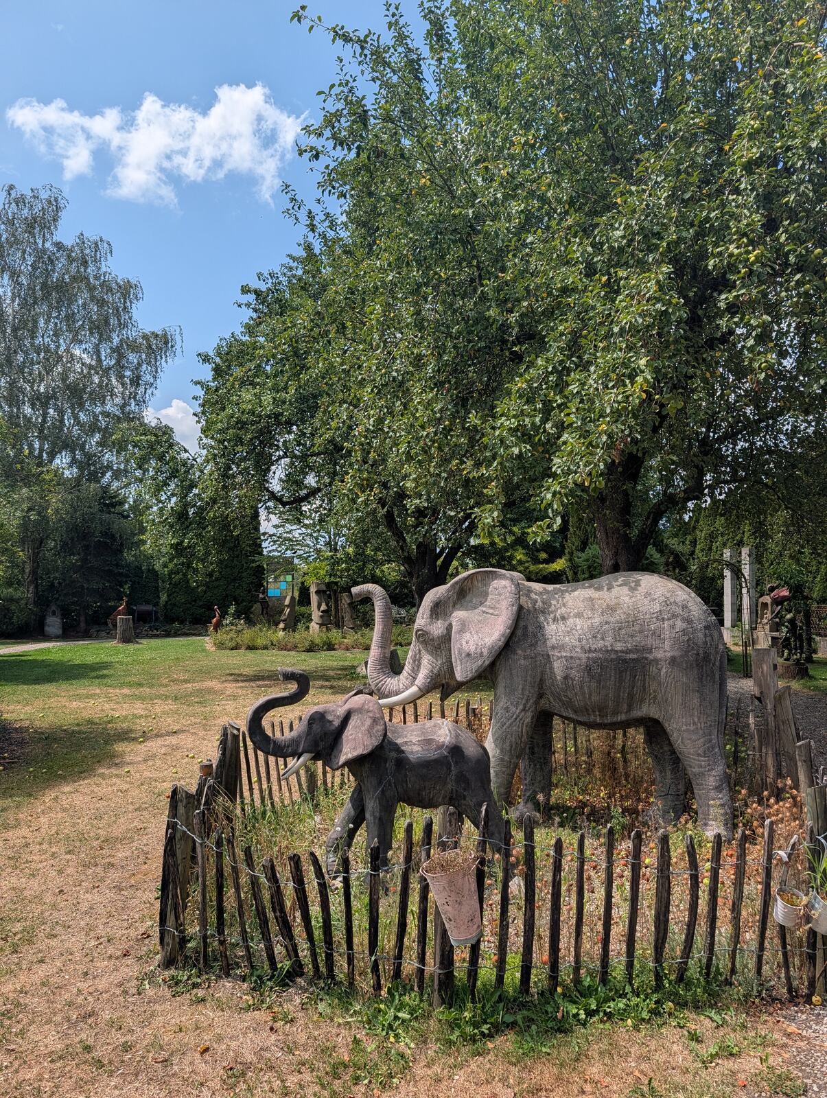 Elefantenskulpturen im Garten des Antikwerks