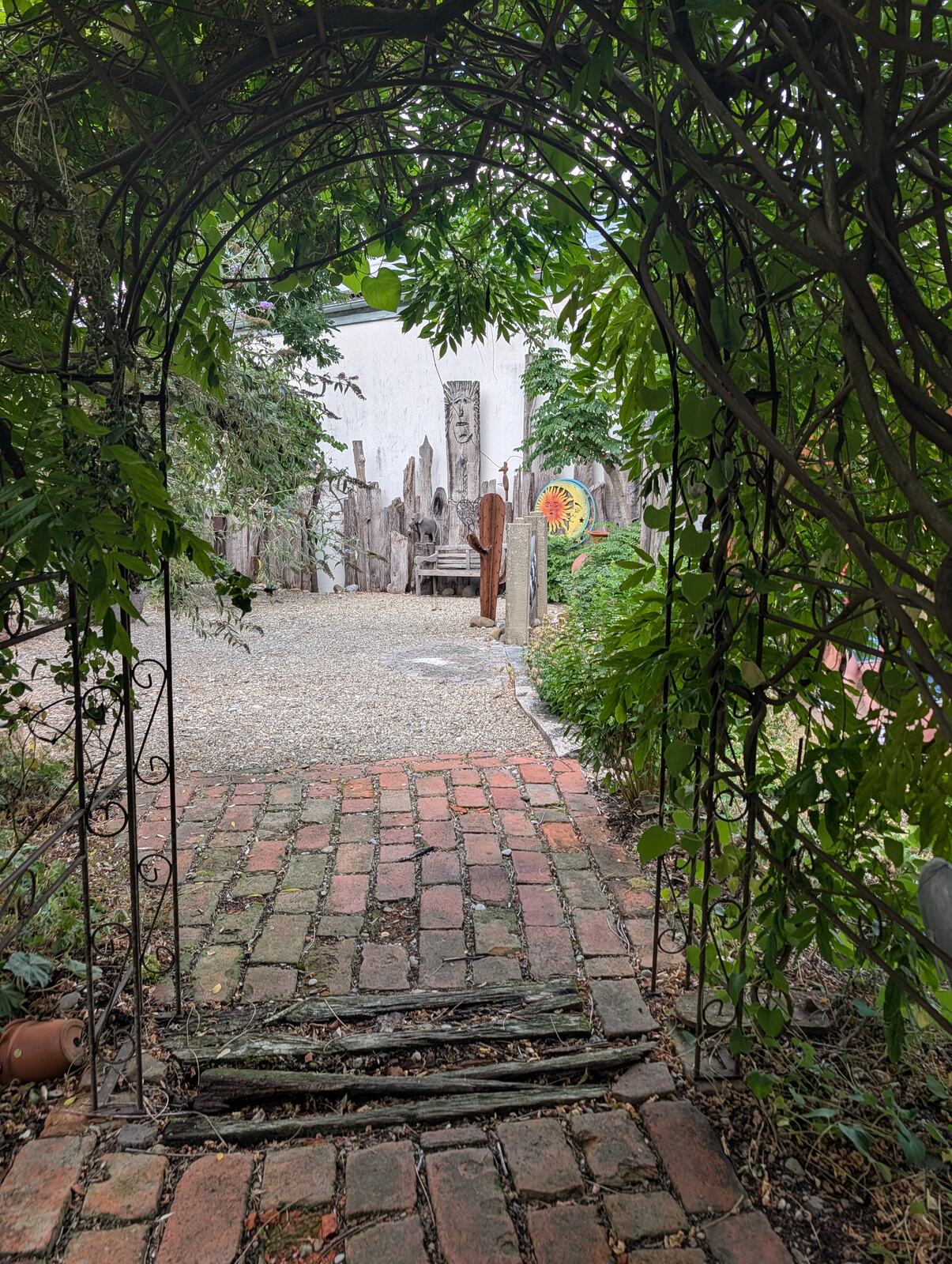 Weg unter der Pergola im Antikwerk