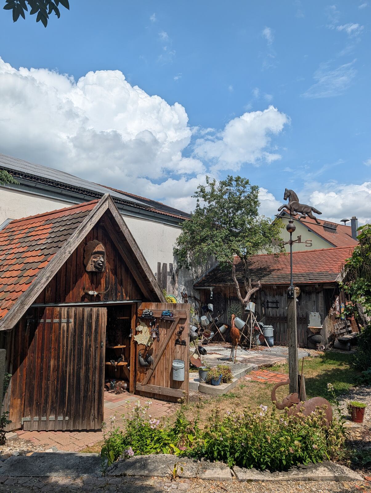 Alte Scheune im Hof des Antikwerks