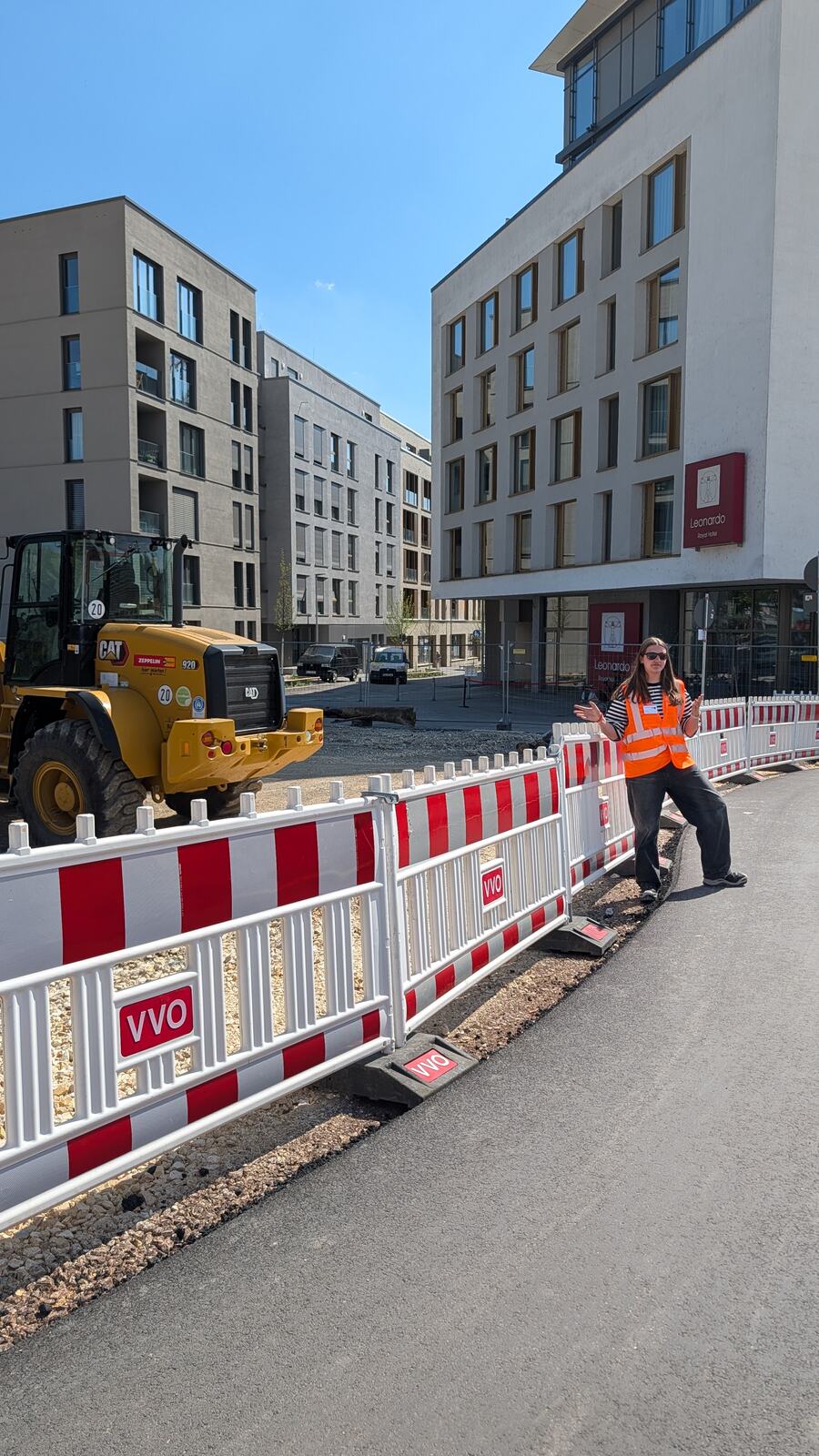 Baustellenstrasse mit Bagger und Absperrgittern