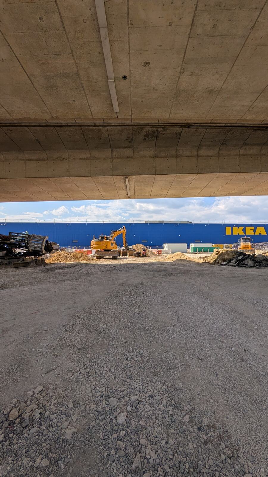 Blick unter das Bruecken-Bauwerk