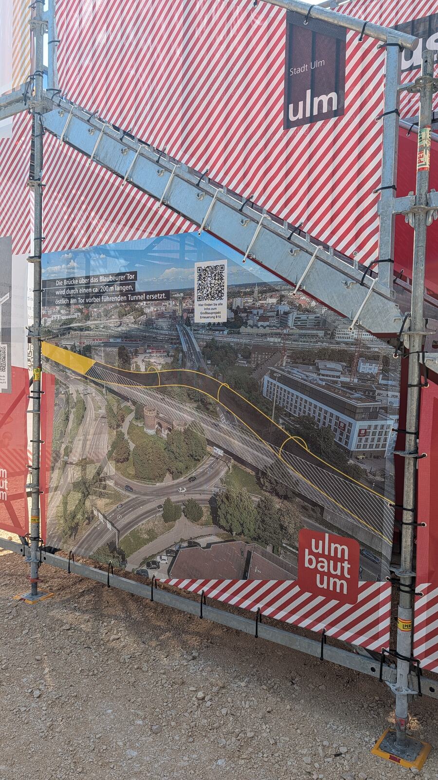 Geruest mit roter Verkleidung an der Baustelle
