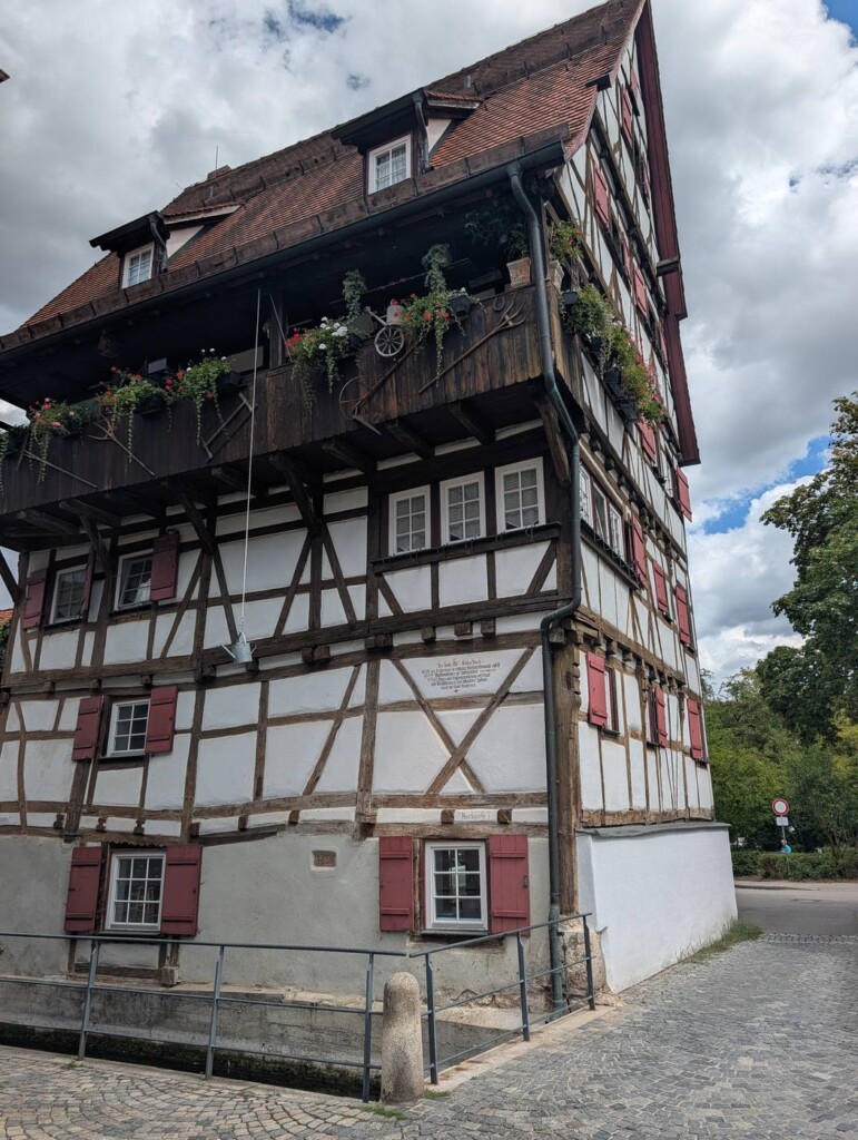 Historisches Fachwerkhaus mit Blumenschmuck in der Aachgasse in Blaubeuren