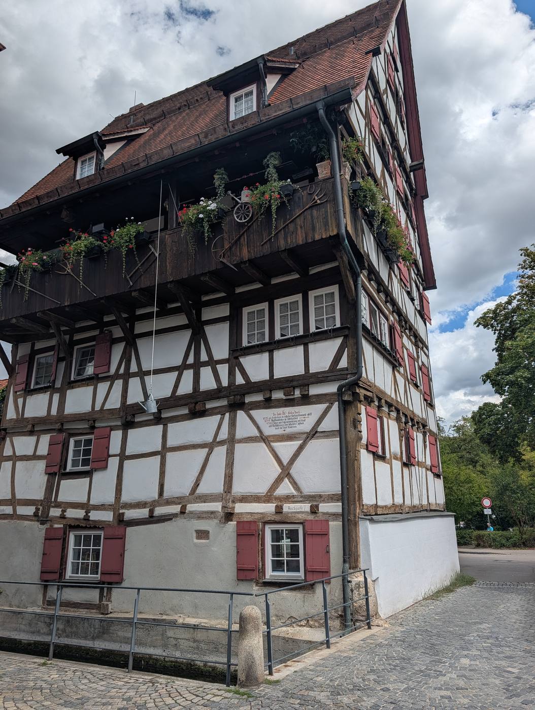 Historisches Fachwerkhaus mit Blumenschmuck in der Aachgasse in Blaubeuren