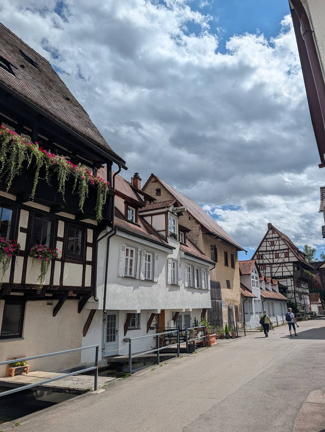 Blaubeurener Altstadtgasse mit Fachwerkh&auml;usern direkt am Wasserlauf