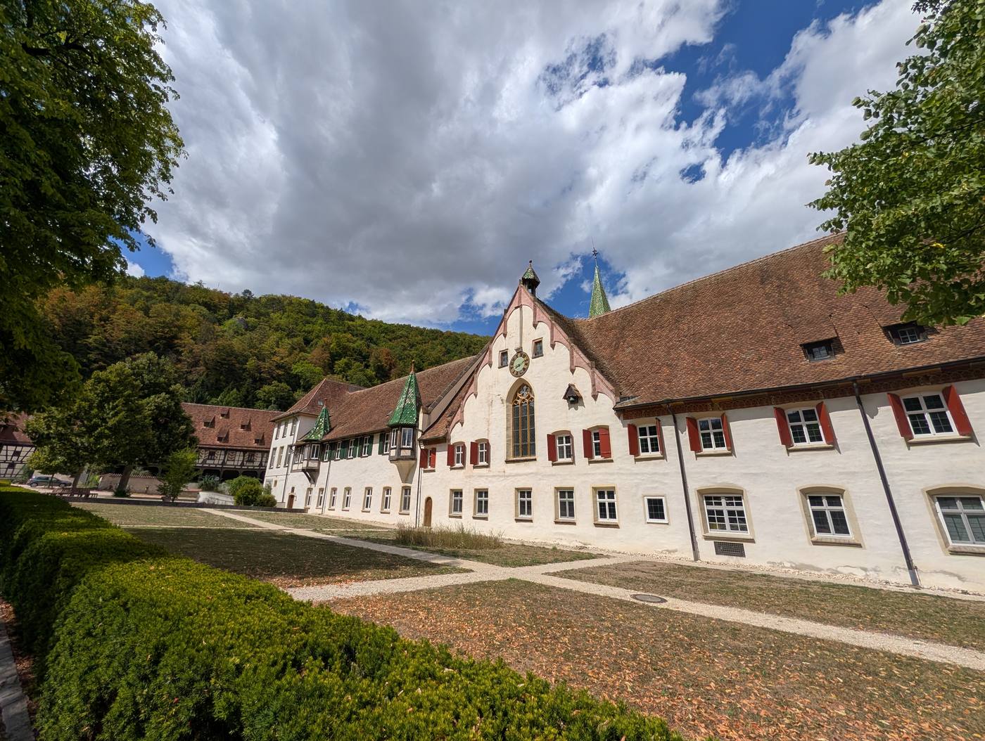 Innenhof des Klosters Blaubeuren mit Fachwerk, Erkern und gr&uuml;nen Turmspitzen