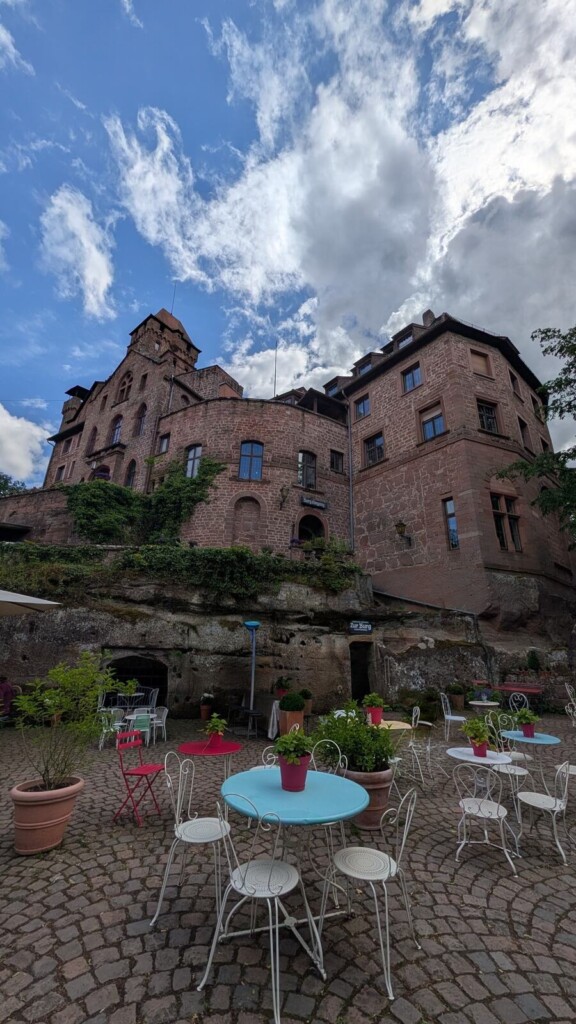 Cafetische vor der Burg Berwartstein