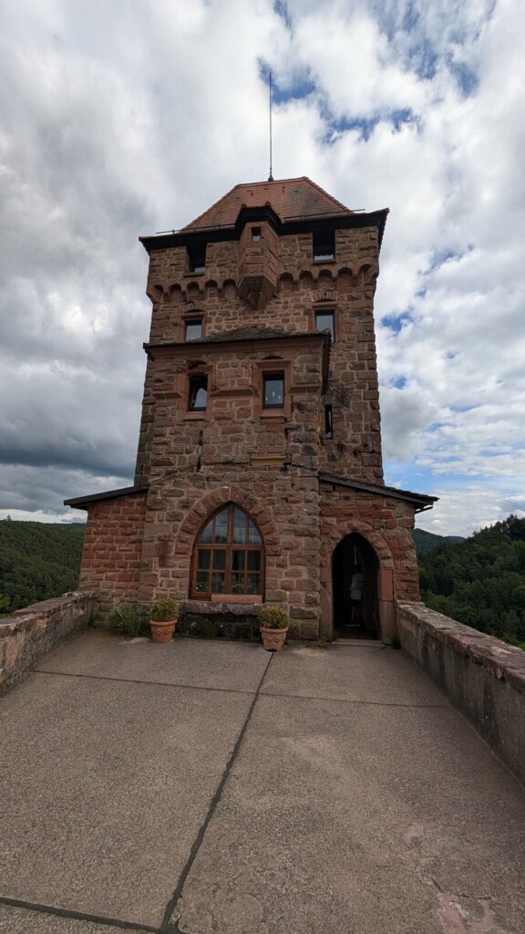 Turm der Burg Berwartstein mit Aufgang