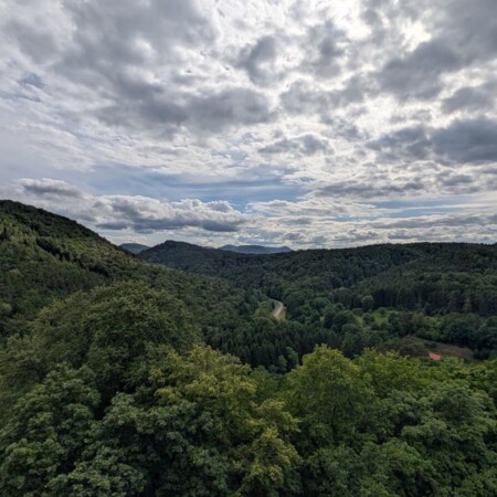 Burg Berwartstein: die einzige bewohnte Burg der Pfalz — mit 104 Meter tiefem Brunnen