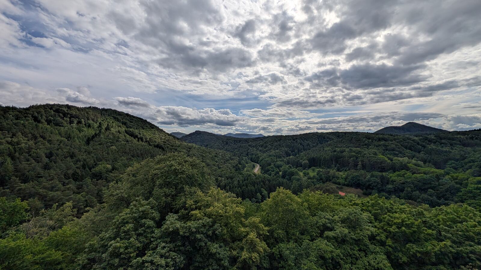 Burg Berwartstein: die einzige bewohnte Burg der Pfalz — mit 104 Meter tiefem Brunnen