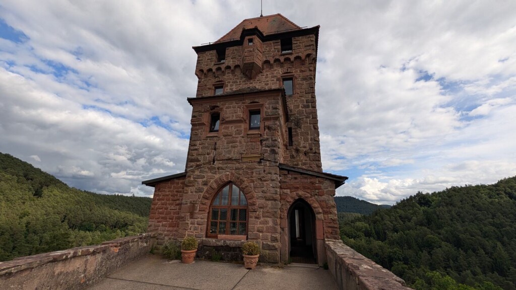 Turm der Burg Berwartstein vor bewoelktem Himmel