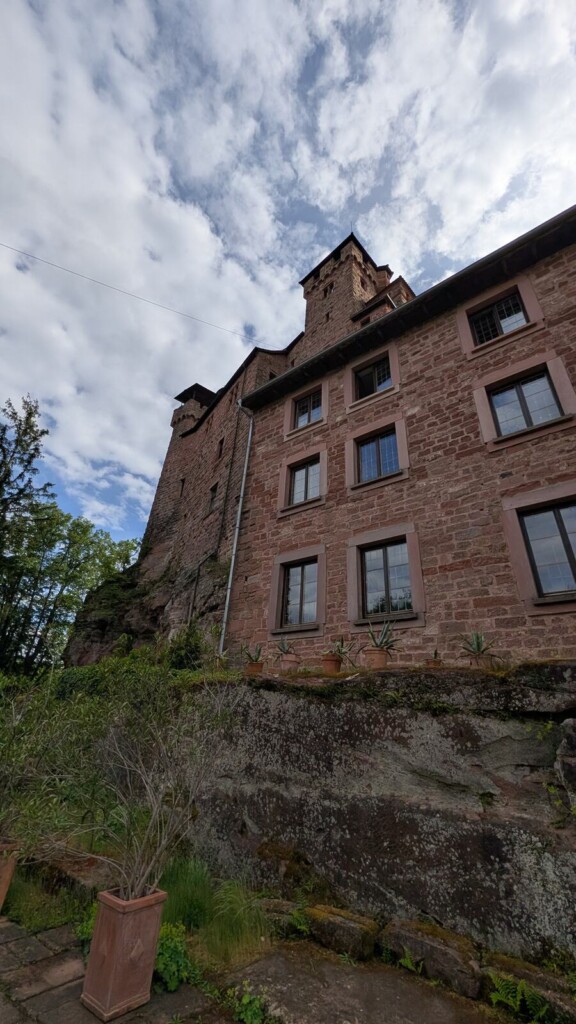 Fassade der Burg Berwartstein mit Fenstern
