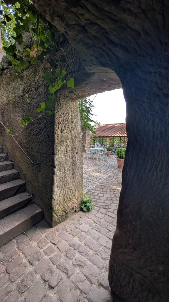 Tunneldurchgang mit Treppe in der Burg
