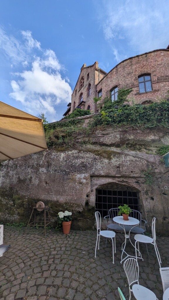Innenhof der Burg Berwartstein mit Sitzplaetzen
