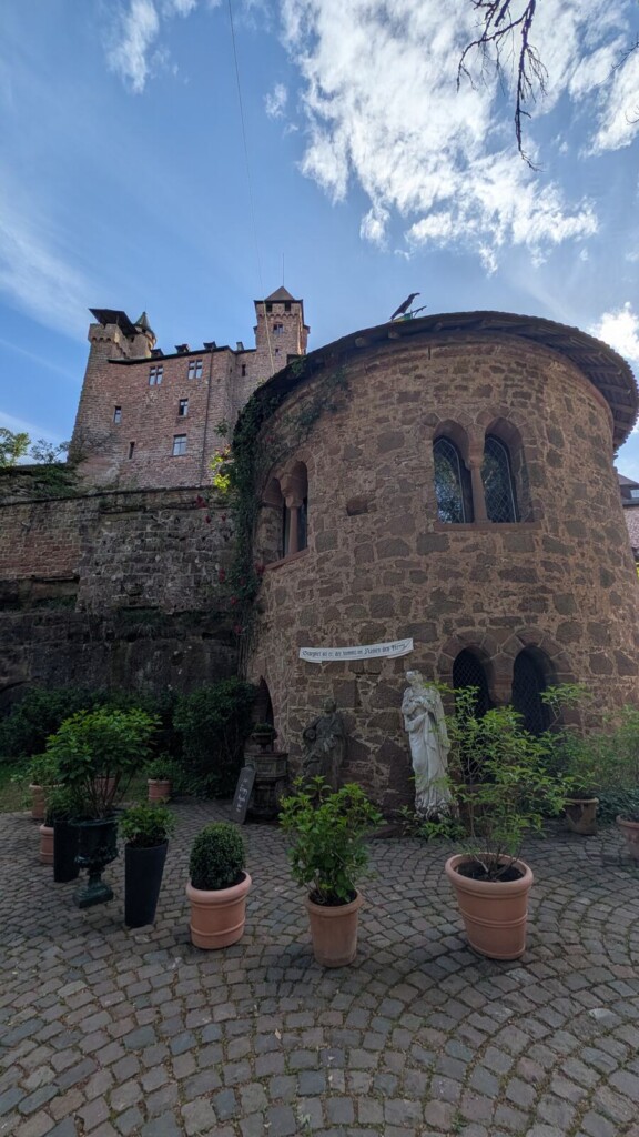 Runder Turm mit Blumentoepfen