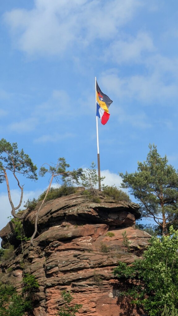 Fahne auf dem Felsen ueber der Burg