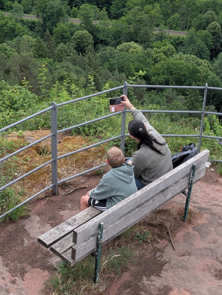 Bank mit Aussicht am Wanderweg bei Wilgartswiesen