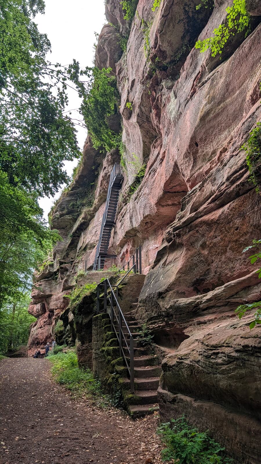 Felsdurchgang mit Treppe an der Burgruine Falkenburg