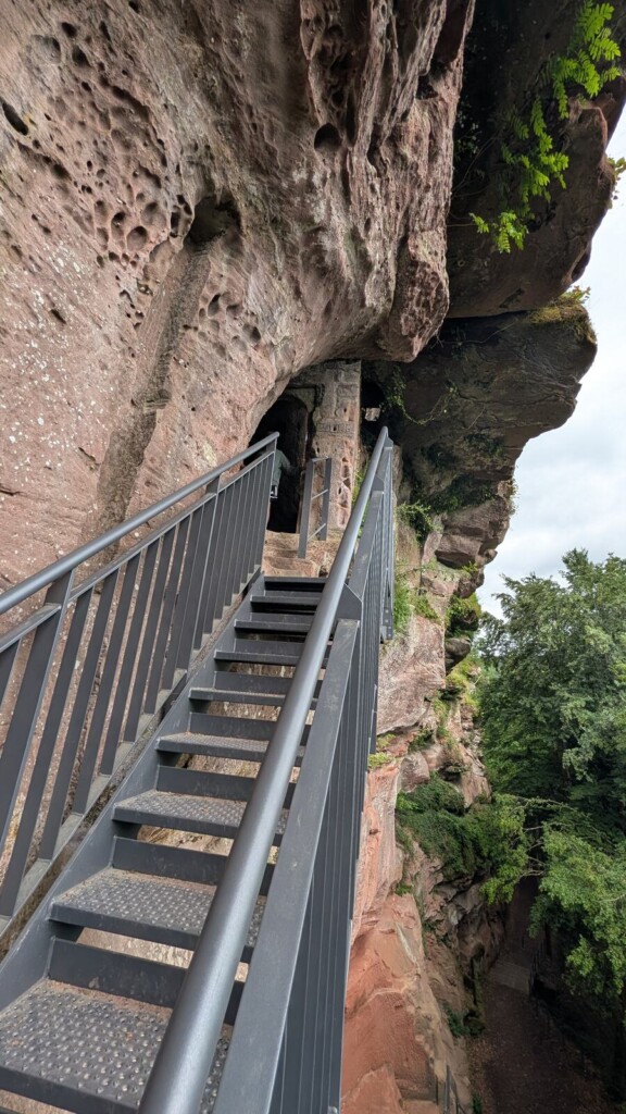 Metalltreppe am Felsen zur Burgruine Falkenburg