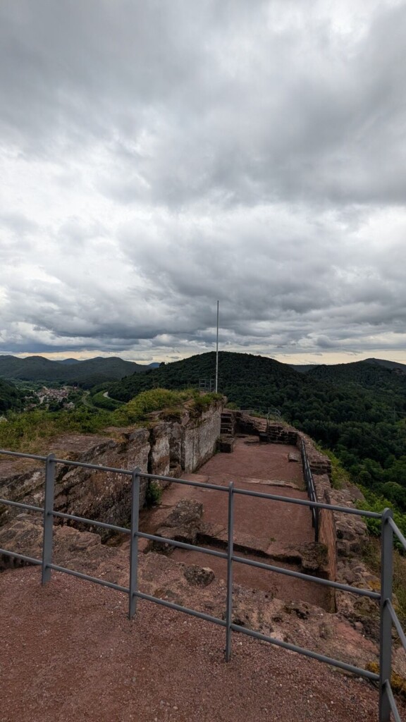 Mauerreste der Burgruine Falkenburg