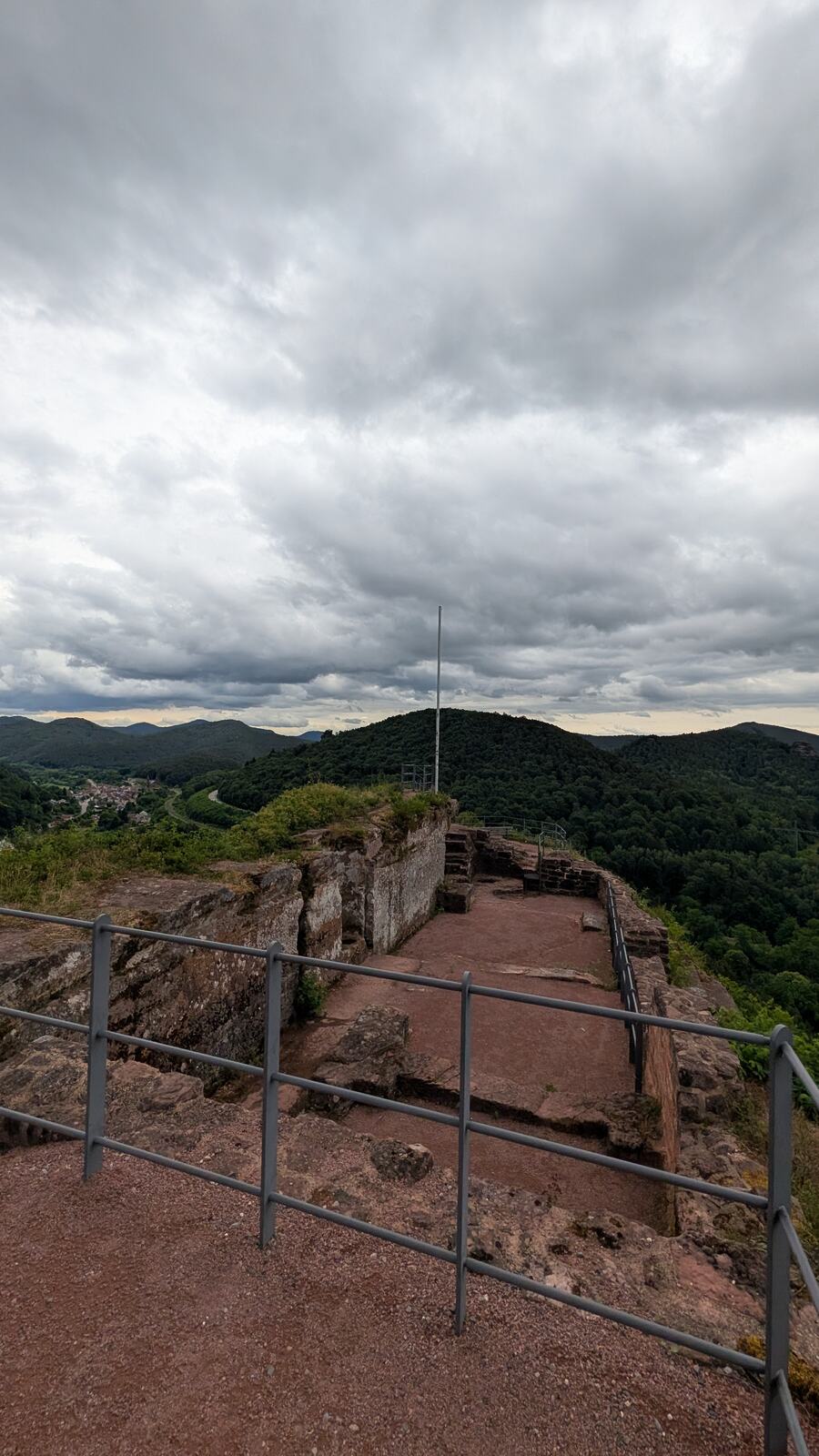 Mauerreste der Burgruine Falkenburg